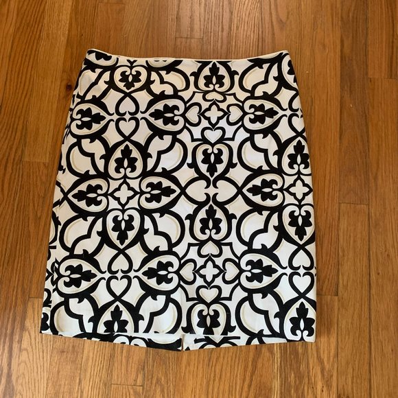 White House Black Market Dresses & Skirts - White House Black Market Size 10 Black & White Knee-Length Pencil Skirt